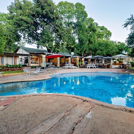 Shoestrings Backpackers Lodge Vic Falls Victoria Falls Exterior photo