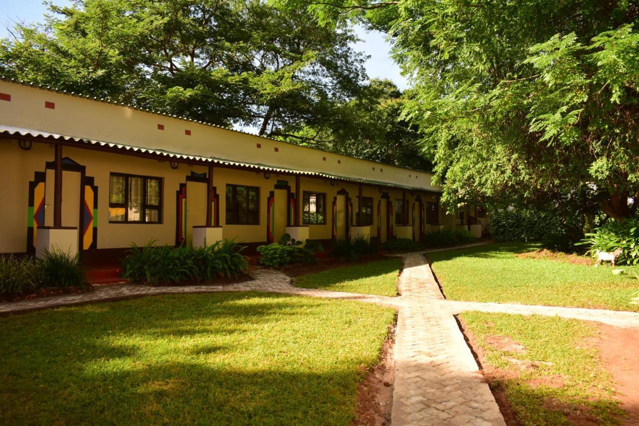 Shoestrings Backpackers Lodge Vic Falls Victoria Falls Exterior photo