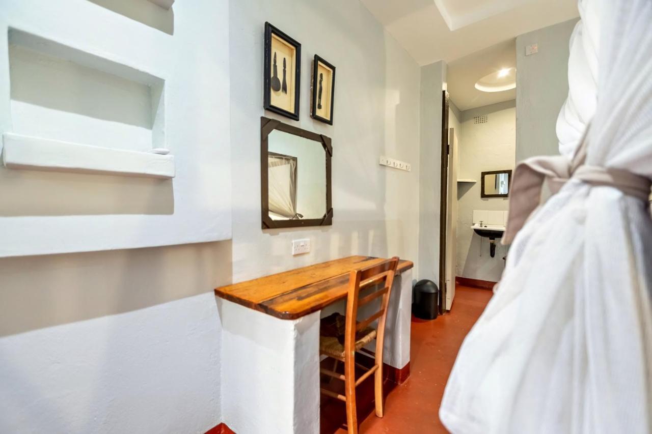 Shoestrings Backpackers Lodge Vic Falls Victoria Falls Exterior photo