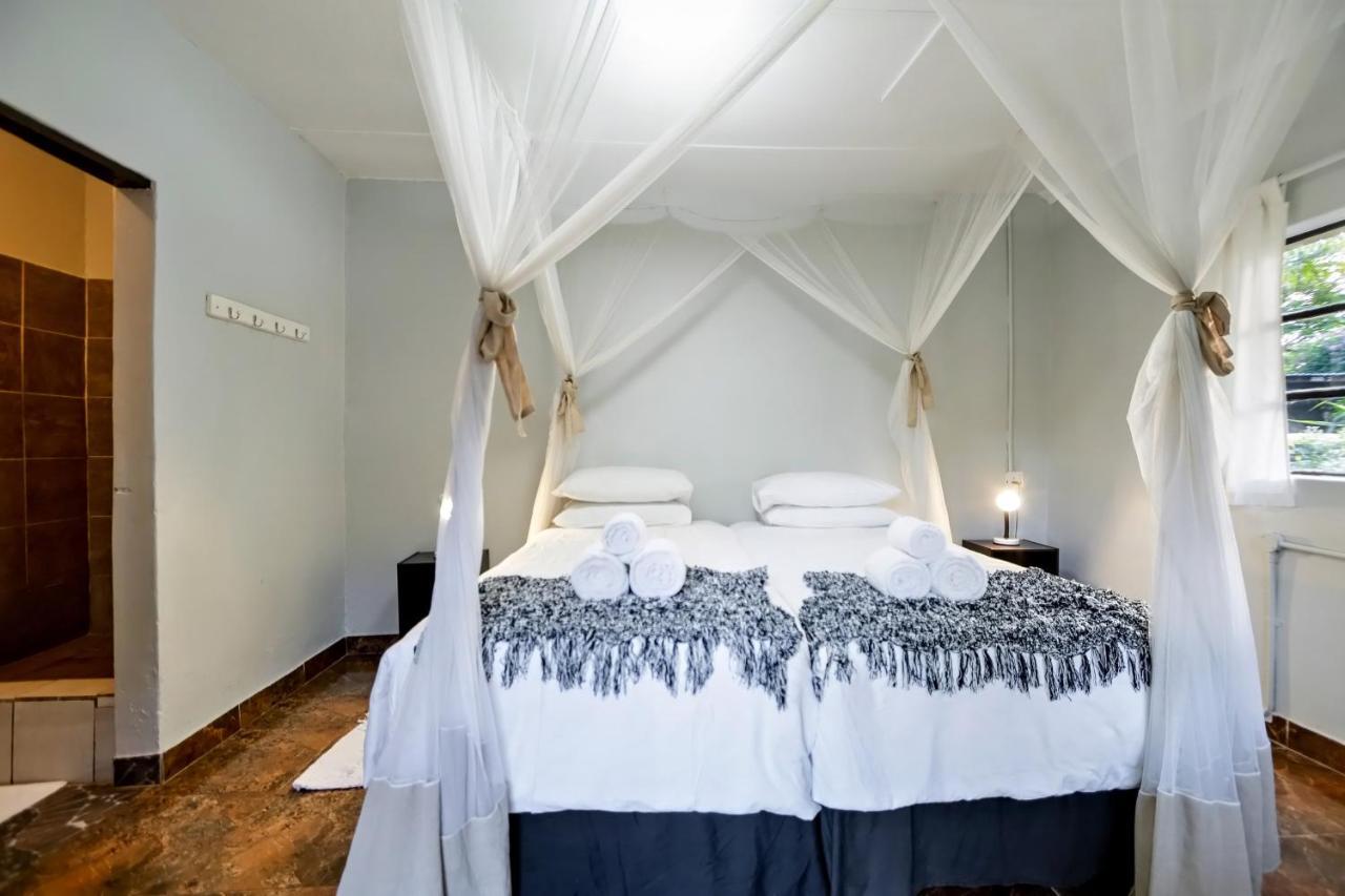 Shoestrings Backpackers Lodge Vic Falls Victoria Falls Exterior photo