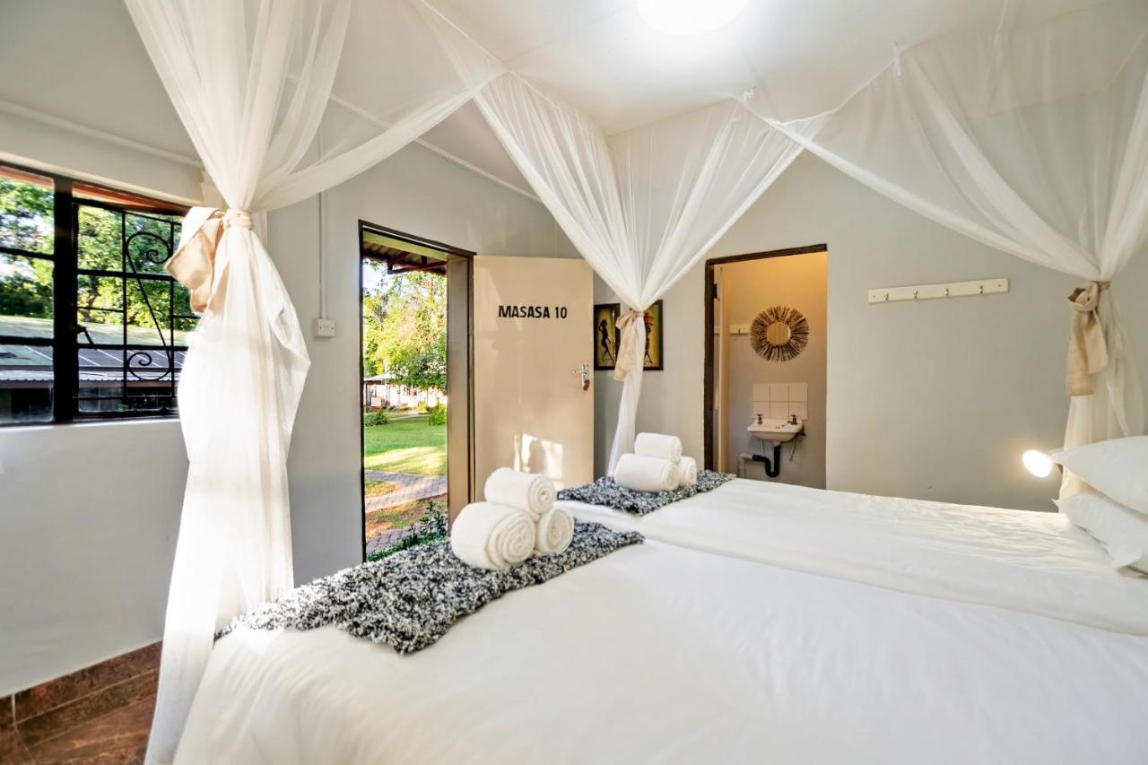 Shoestrings Backpackers Lodge Vic Falls Victoria Falls Exterior photo