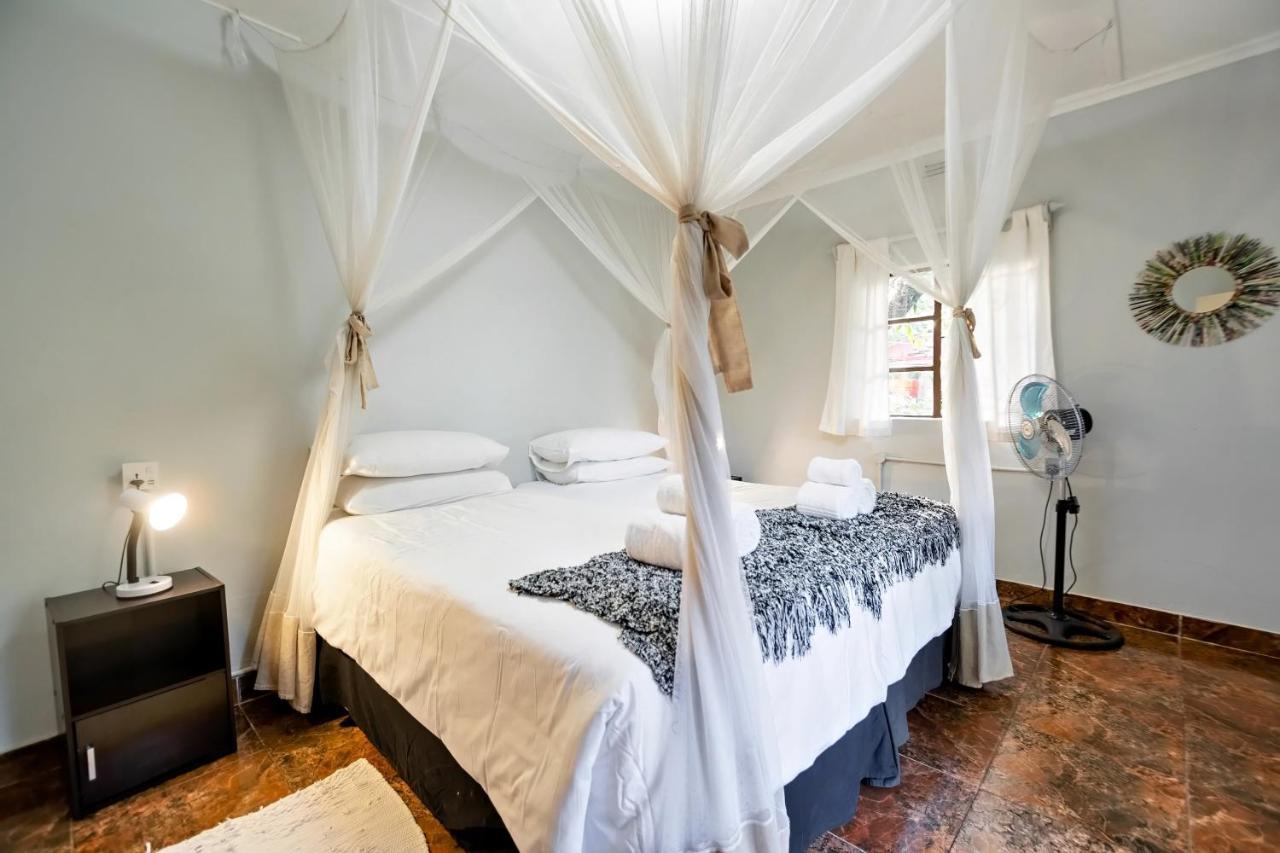 Shoestrings Backpackers Lodge Vic Falls Victoria Falls Exterior photo