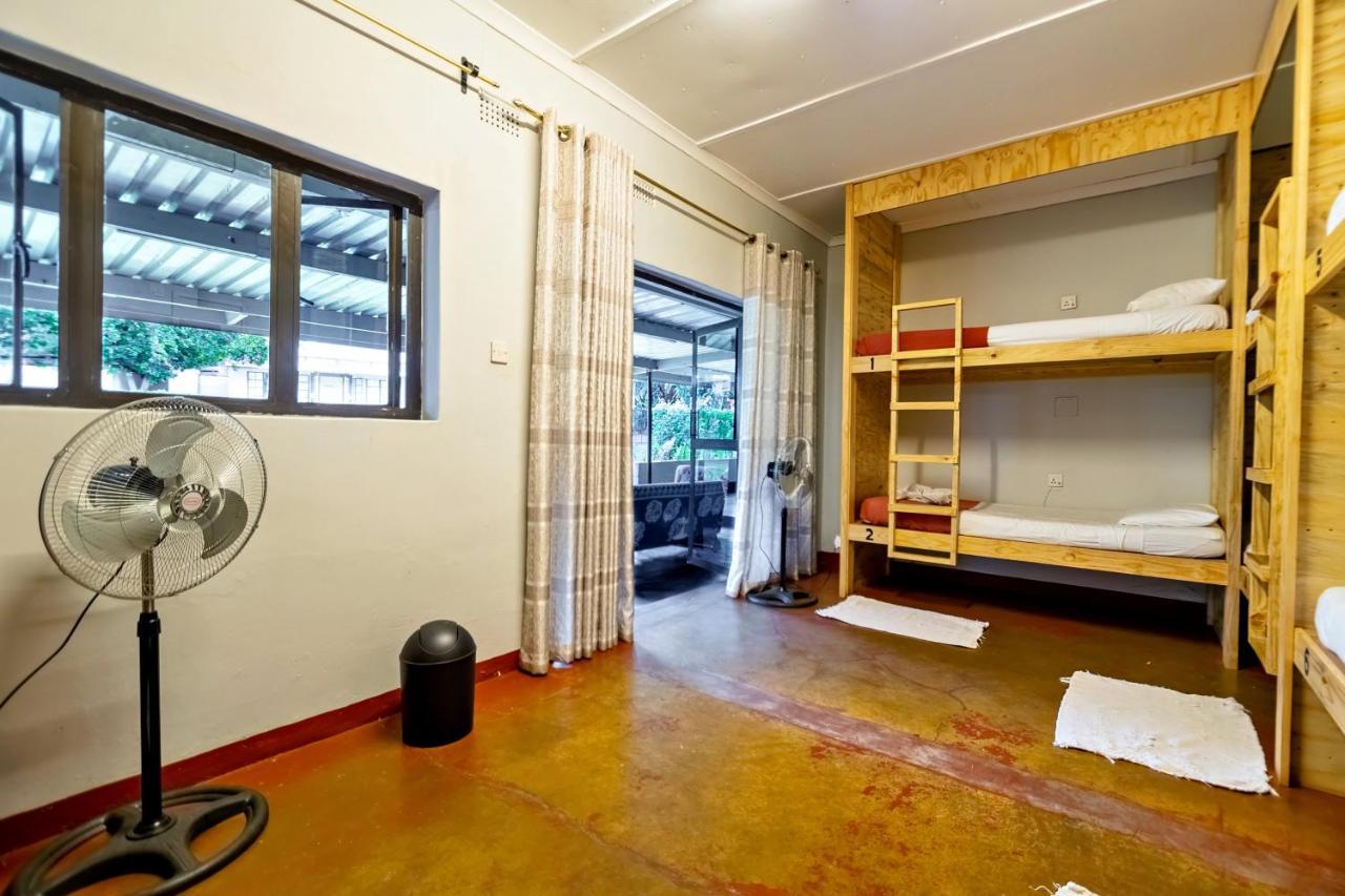 Shoestrings Backpackers Lodge Vic Falls Victoria Falls Exterior photo
