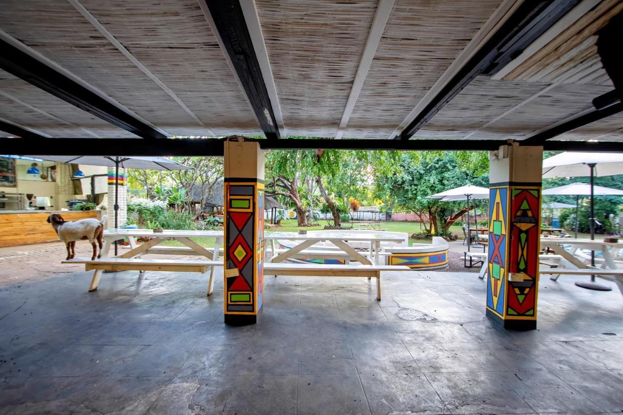 Shoestrings Backpackers Lodge Vic Falls Victoria Falls Exterior photo