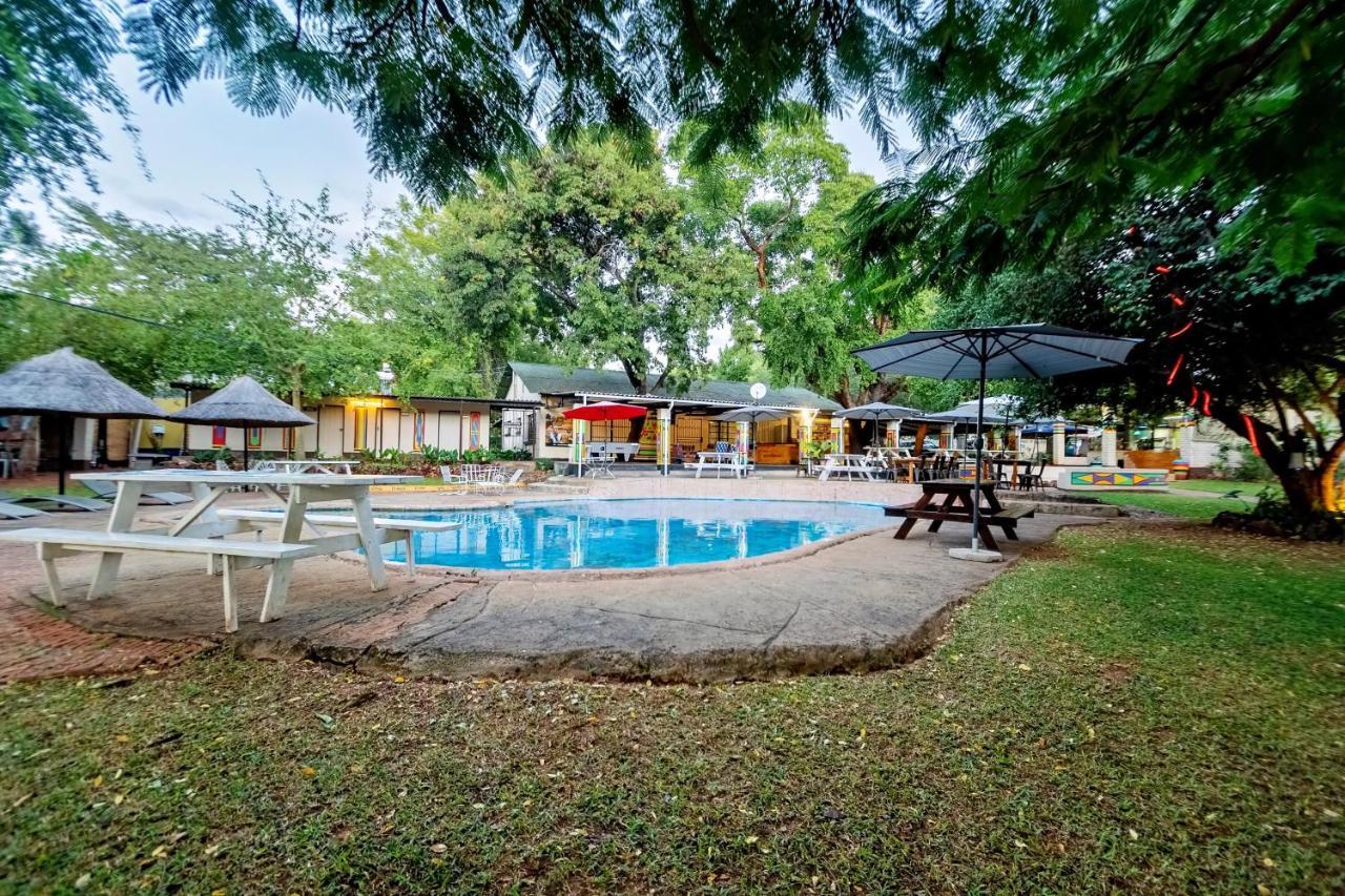 Shoestrings Backpackers Lodge Vic Falls Victoria Falls Exterior photo