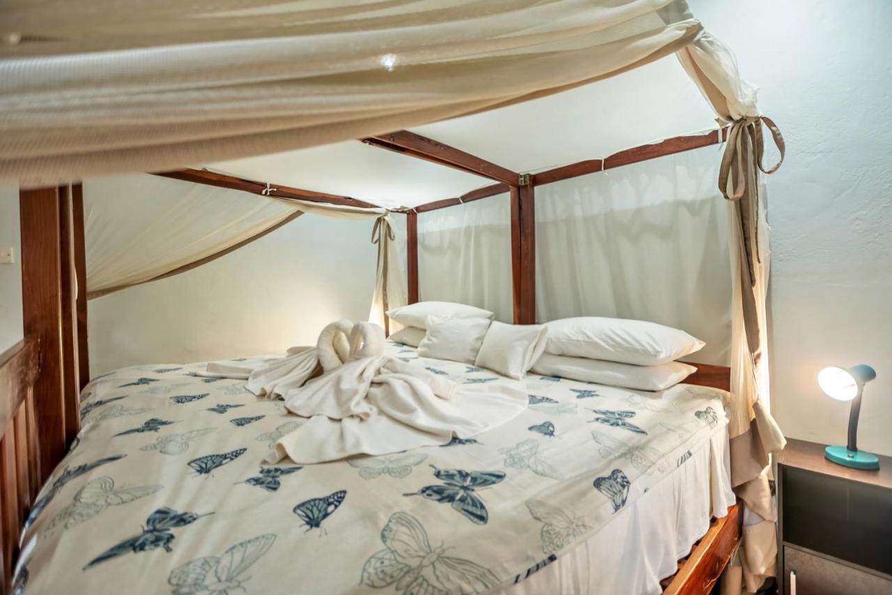 Shoestrings Backpackers Lodge Vic Falls Victoria Falls Exterior photo