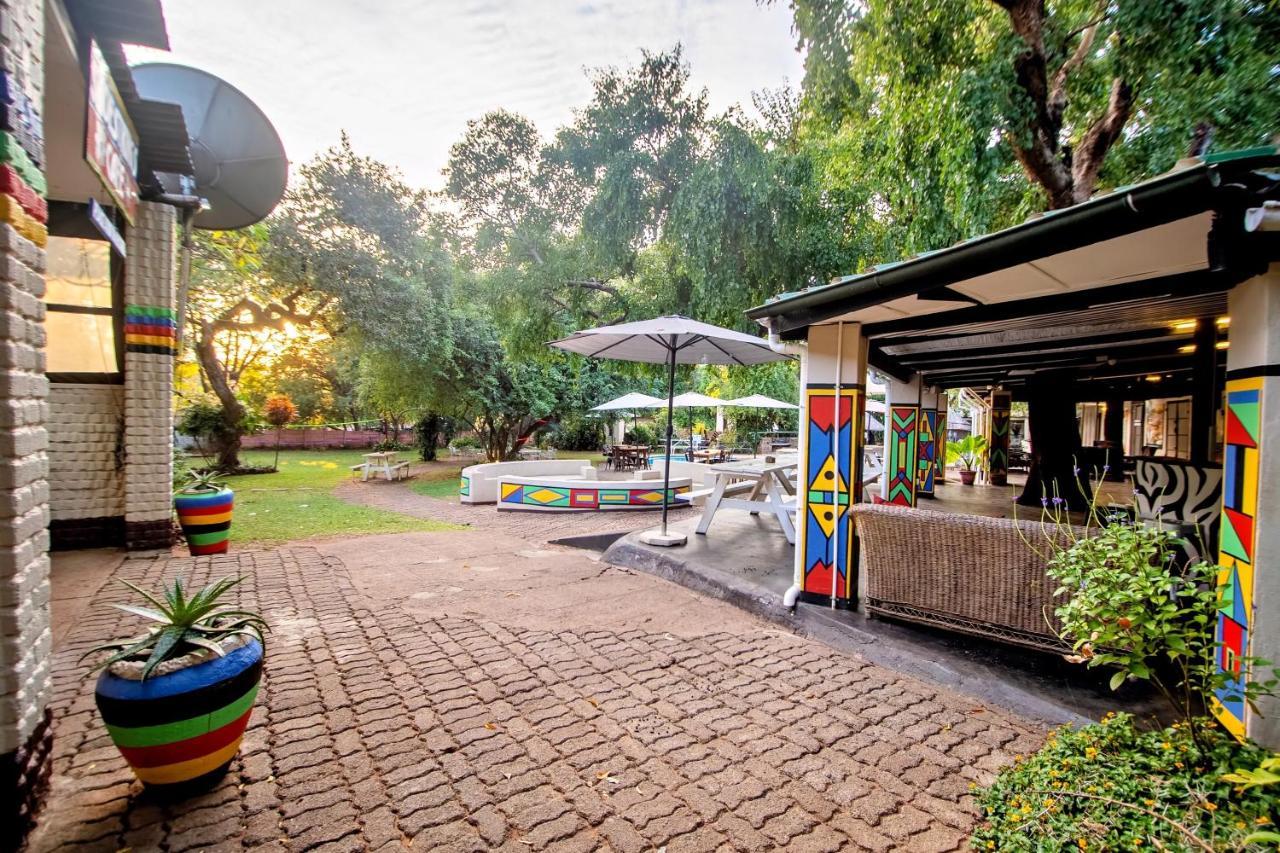 Shoestrings Backpackers Lodge Vic Falls Victoria Falls Exterior photo