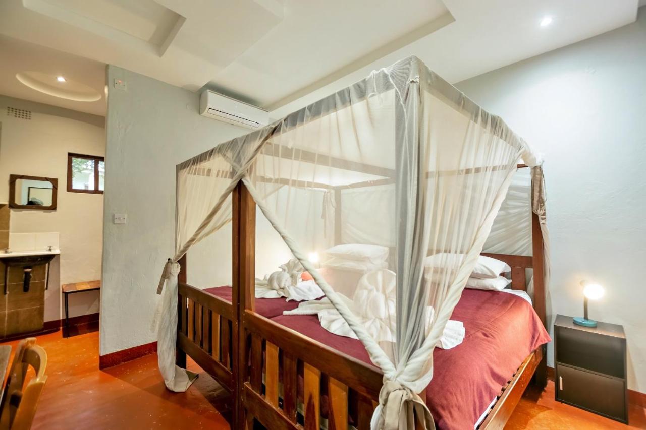 Shoestrings Backpackers Lodge Vic Falls Victoria Falls Exterior photo