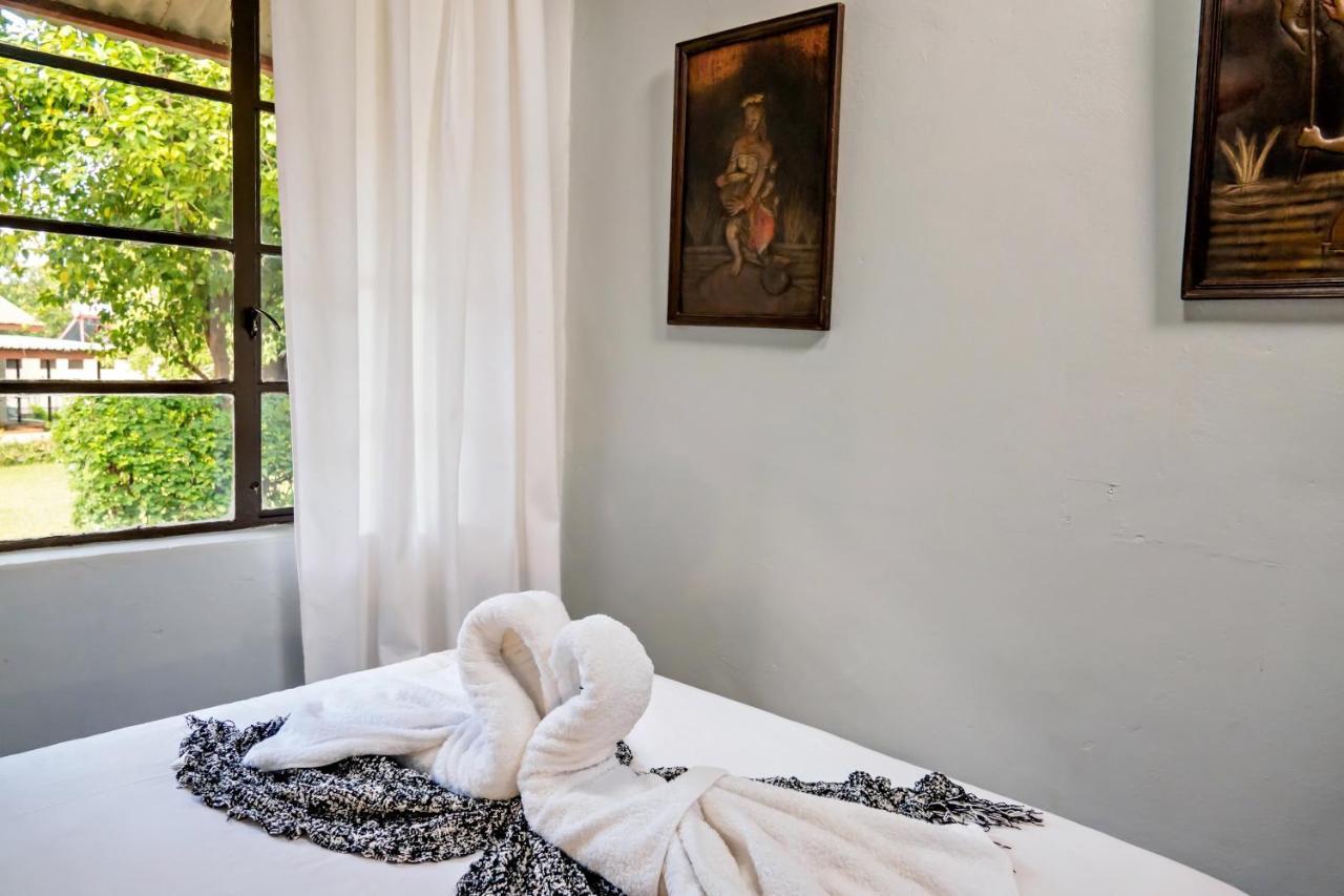 Shoestrings Backpackers Lodge Vic Falls Victoria Falls Exterior photo