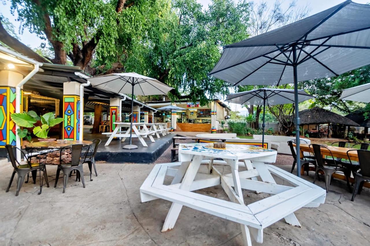 Shoestrings Backpackers Lodge Vic Falls Victoria Falls Exterior photo
