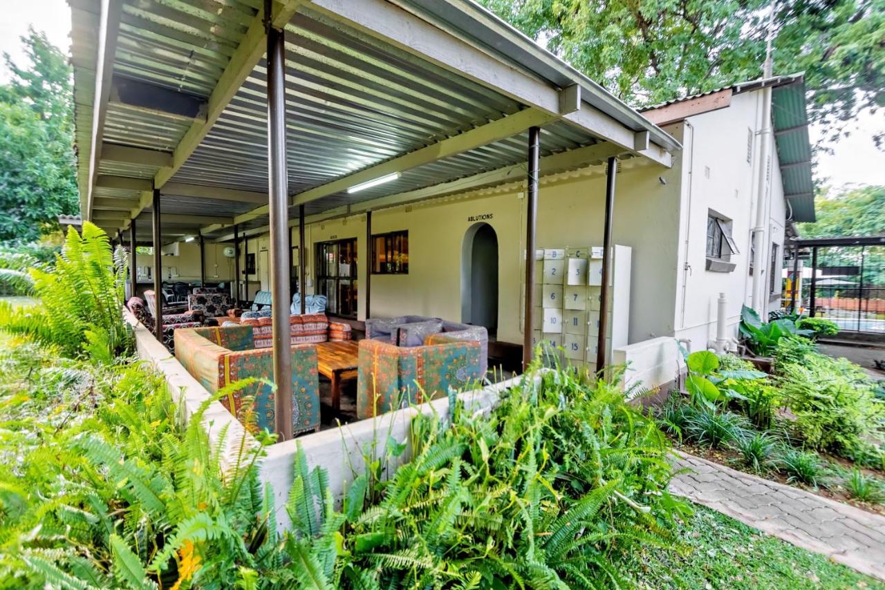 Shoestrings Backpackers Lodge Vic Falls Victoria Falls Exterior photo