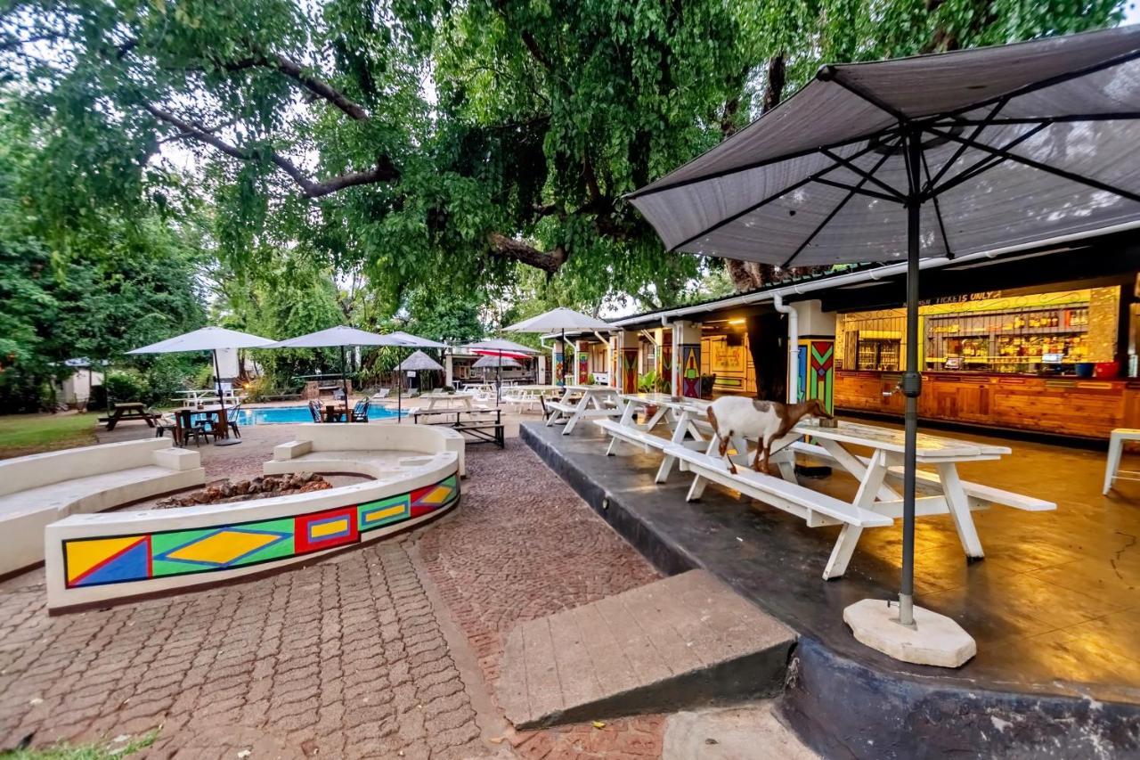 Shoestrings Backpackers Lodge Vic Falls Victoria Falls Exterior photo