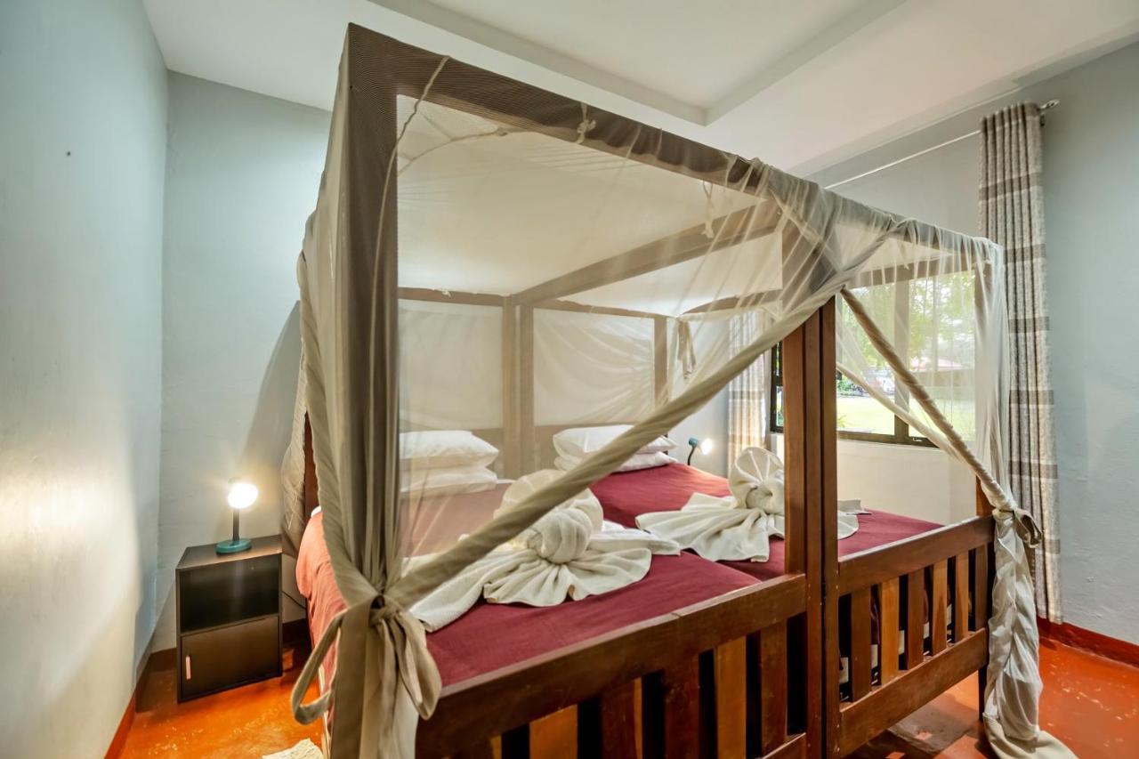 Shoestrings Backpackers Lodge Vic Falls Victoria Falls Exterior photo