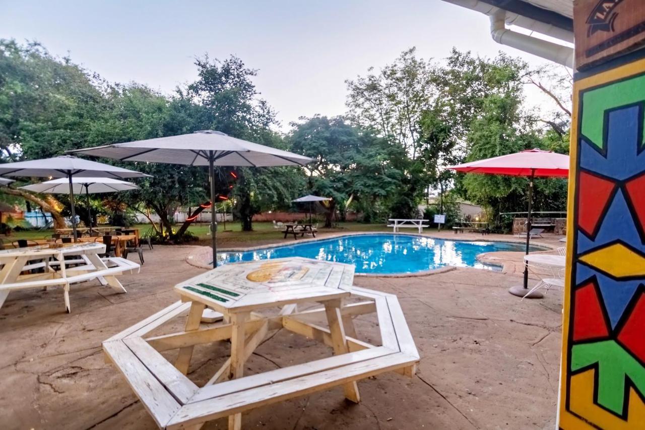 Shoestrings Backpackers Lodge Vic Falls Victoria Falls Exterior photo
