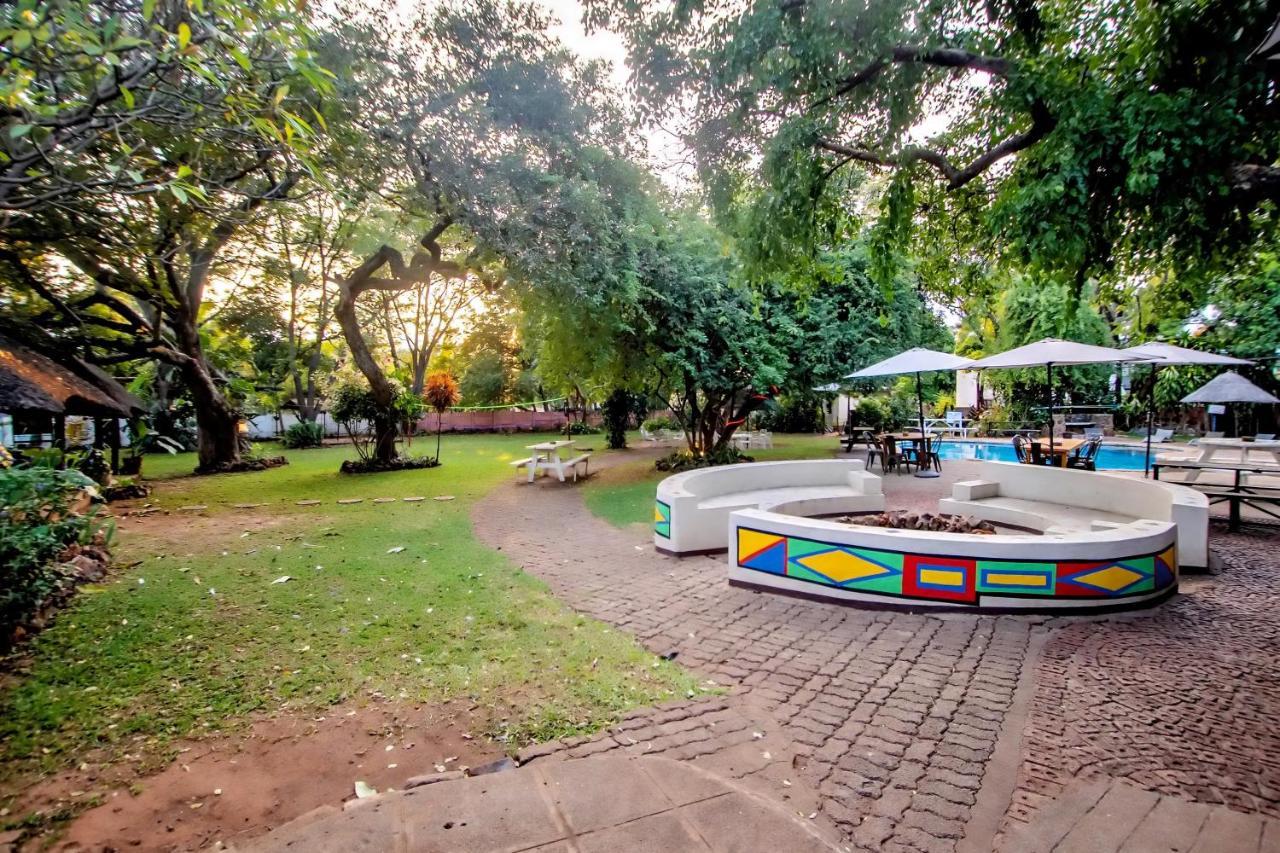 Shoestrings Backpackers Lodge Vic Falls Victoria Falls Exterior photo